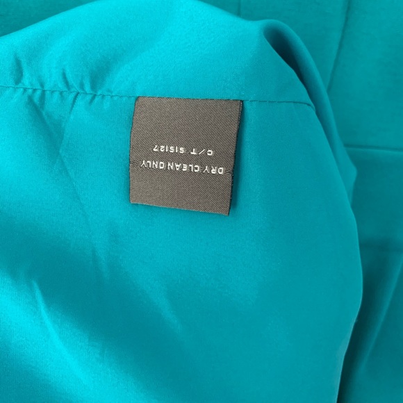 EUC Taylor Ruffle V-Neck Sleeveless Sheath Dress - Picture 9 of 9